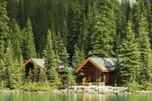 A couple of cabins sitting on top of a lake.